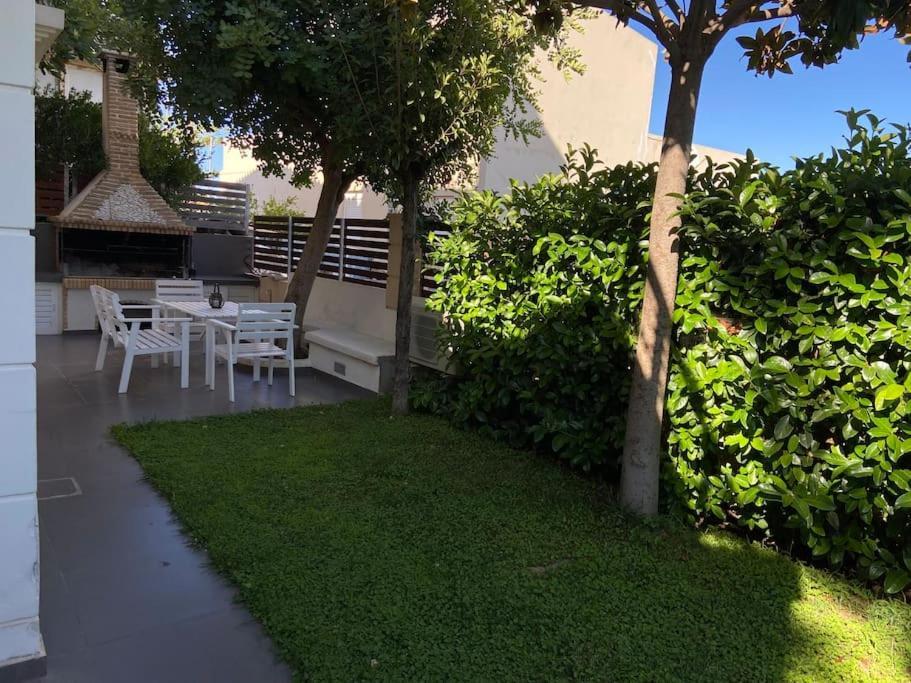 Cozy 2 Room Apartment With Garden Near Athens Air-Port Artémida Eksteriør bilde