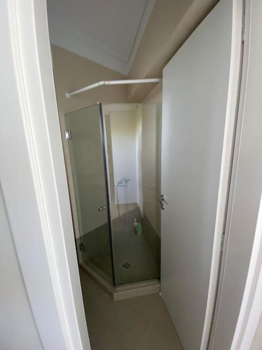 Cozy 2 Room Apartment With Garden Near Athens Air-Port Artémida Eksteriør bilde